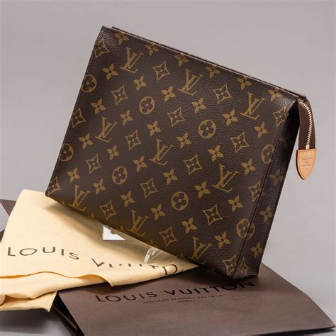 louis vuitton pouch 26